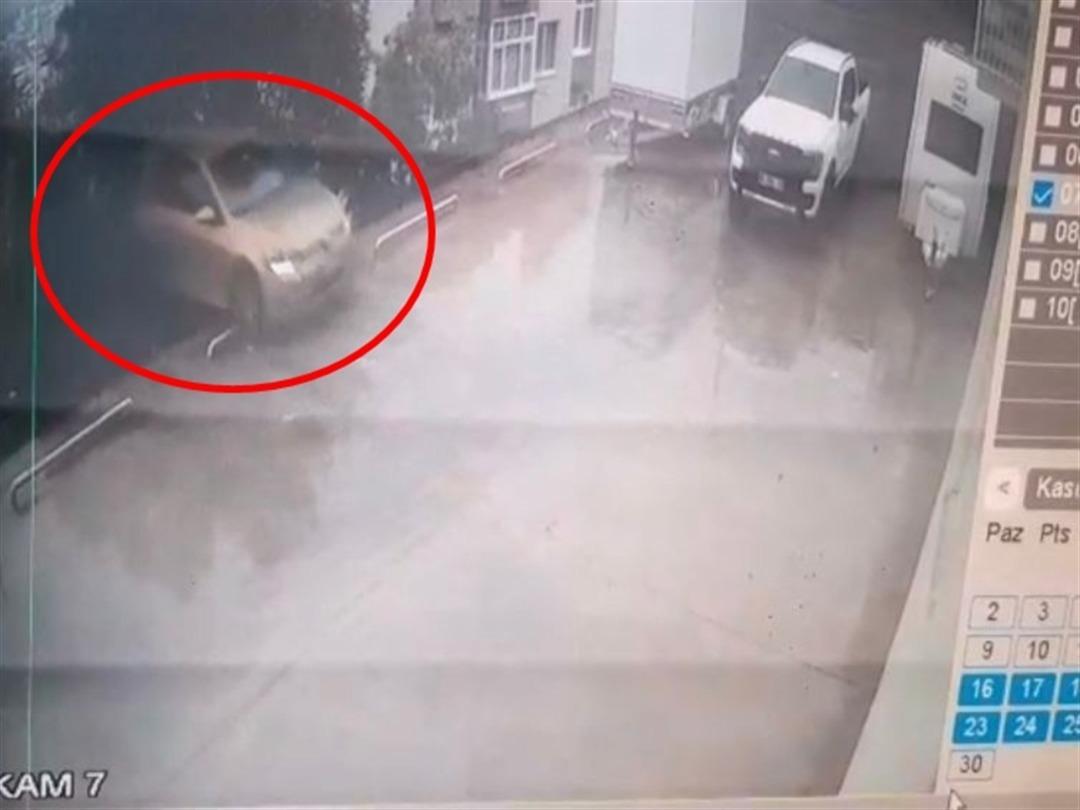 Otomobilini yanlışlıkla geri vitese alınca, 7 metre yükseklikten düştü; kaza anı kamerada 2