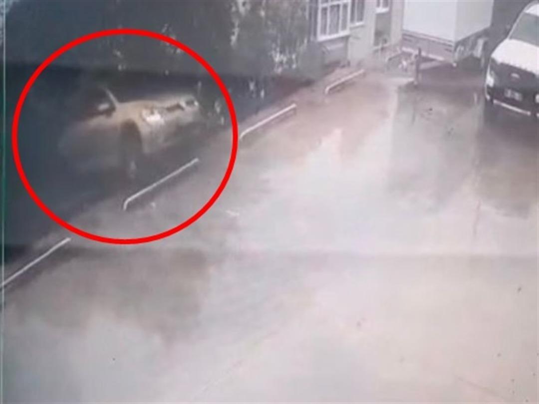 Otomobilini yanlışlıkla geri vitese alınca, 7 metre yükseklikten düştü; kaza anı kamerada 3