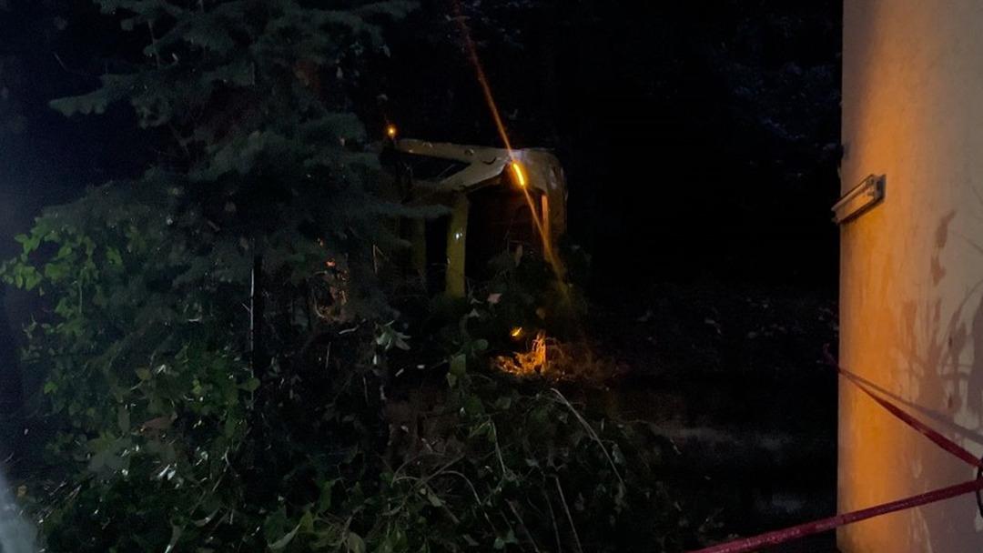 Otomobilini yanlışlıkla geri vitese alınca, 7 metre yükseklikten düştü; kaza anı kamerada 4