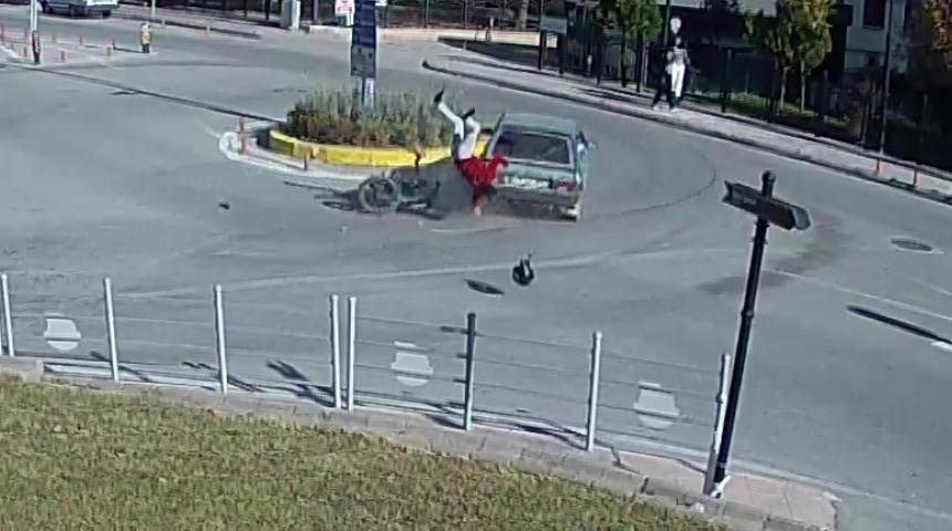 Motosikletli havada takla attı, ilk yaptığı şey fırlayan ayakkabısını giymek oldu