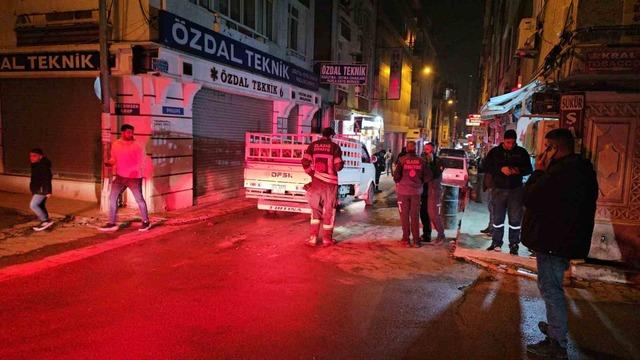 Motosikletin çarptığı pikabın yakıt deposu delindi: Yol trafiğe kapatıldı 2