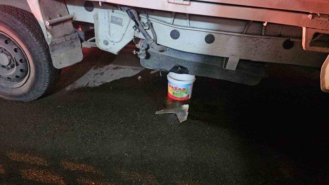 Motosikletin çarptığı pikabın yakıt deposu delindi: Yol trafiğe kapatıldı 1