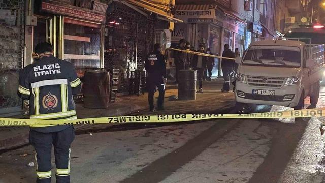 Motosikletin çarptığı pikabın yakıt deposu delindi: Yol trafiğe kapatıldı