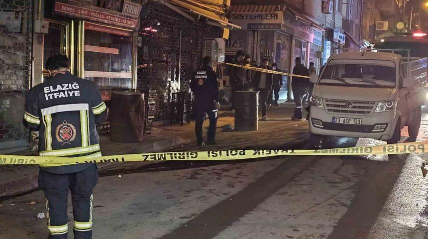 Motosikletin çarptığı pikabın yakıt deposu delindi: Yol trafiğe kapatıldı