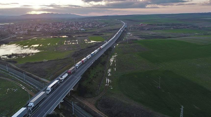 Sınırda 21 kilometre TIR kuyruğu