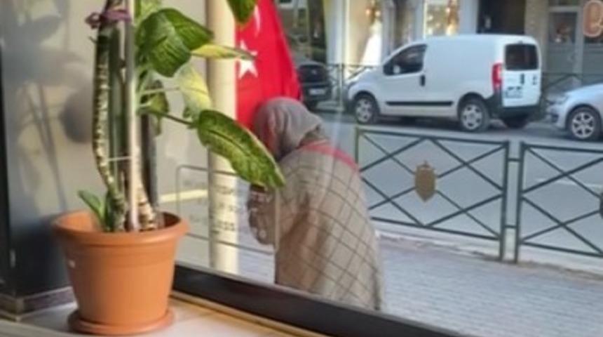T&uuml;rk bayrağını &ouml;pen teyzenin g&ouml;r&uuml;nt&uuml;s&uuml; y&uuml;rekleri ısıttı