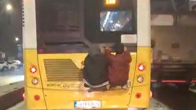 Yer: İstanbul! Otobüsün arkasında tehlikeli yolculuk kamerada