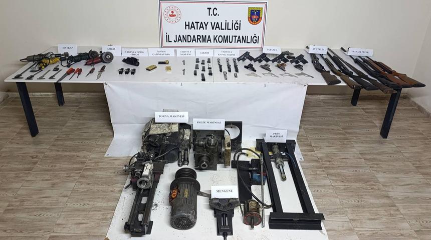 Hatay'da bir evde silahlar ele geçirildi! Gözaltına alındı