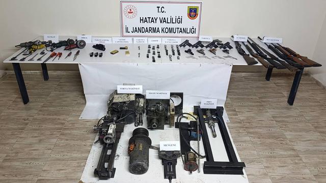 Hatay'da bir evde silahlar ele geçirildi! Gözaltına alındı