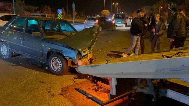Kavşakta otomobile çarptı, karşı yola geçti: 2 yaralı 5