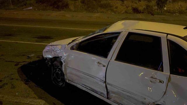 Kavşakta otomobile çarptı, karşı yola geçti: 2 yaralı 4