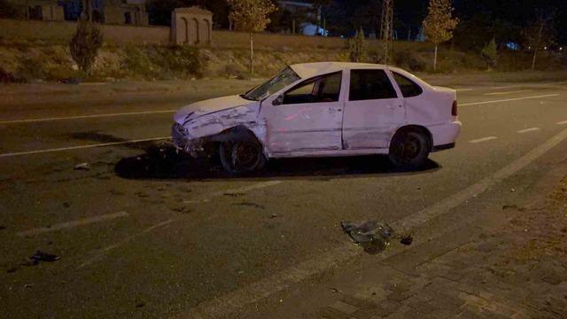 Kavşakta otomobile çarptı, karşı yola geçti: 2 yaralı 3