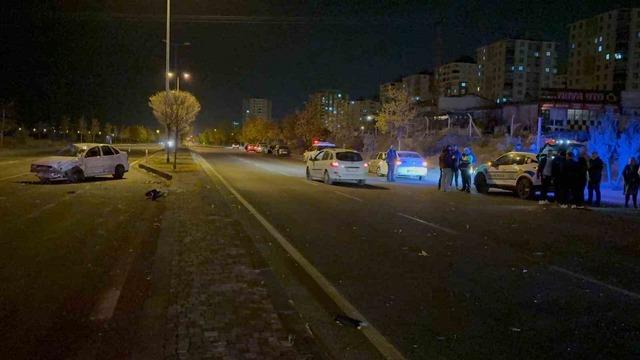 Kavşakta otomobile çarptı, karşı yola geçti: 2 yaralı 2