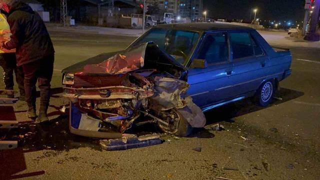 Kavşakta otomobile çarptı, karşı yola geçti: 2 yaralı 1