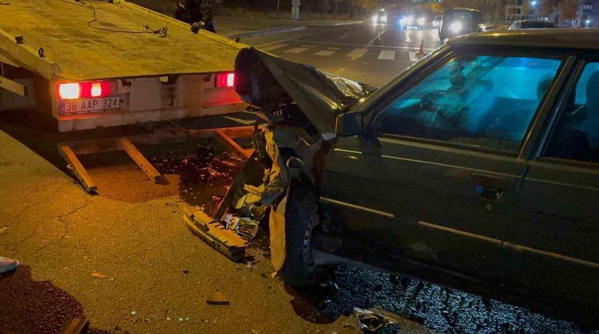 Kavşakta otomobile çarptı, karşı yola geçti: 2 yaralı