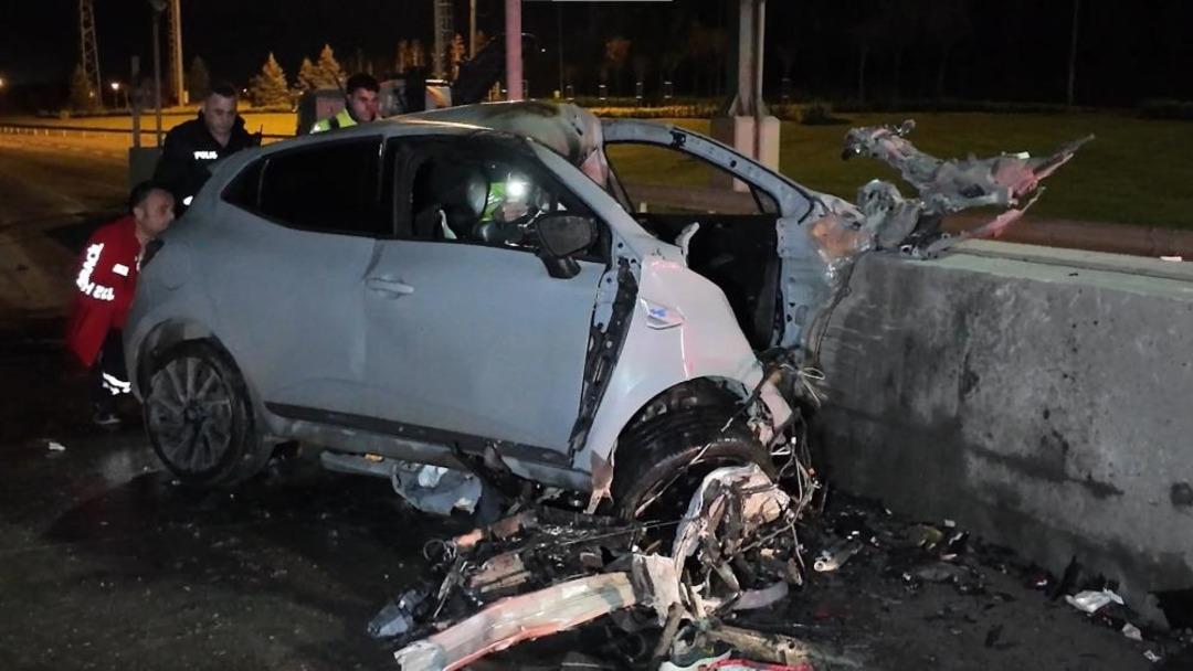 Genç doktorun acı sonu! Aracı gişelere ok gibi saplandı 1