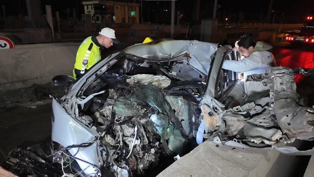 Genç doktorun acı sonu! Aracı gişelere ok gibi saplandı 4