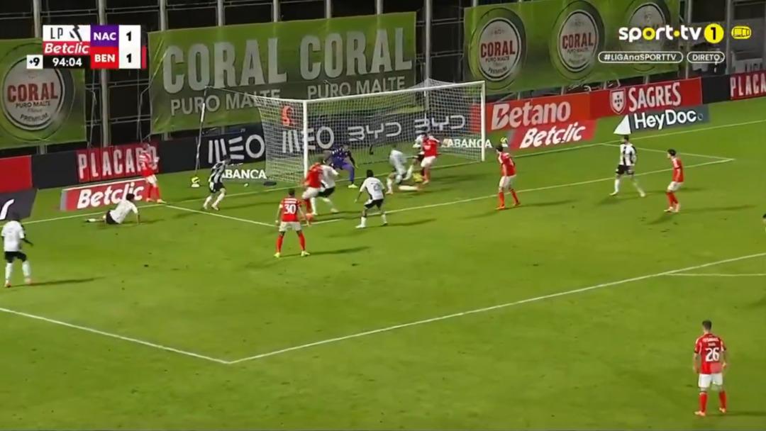 Jose Mourinho son dakikada kazandı! &Ouml;nce dil &ccedil;ıkardı sonra topu fırlattı... 1