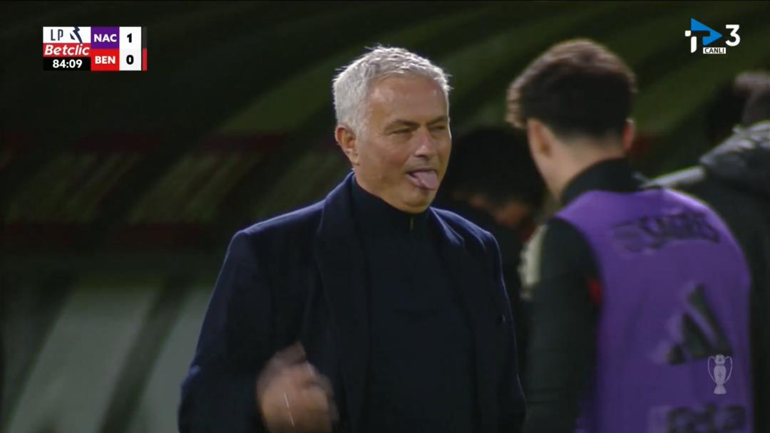 Jose Mourinho son dakikada kazandı! &Ouml;nce dil &ccedil;ıkardı sonra topu fırlattı... 2