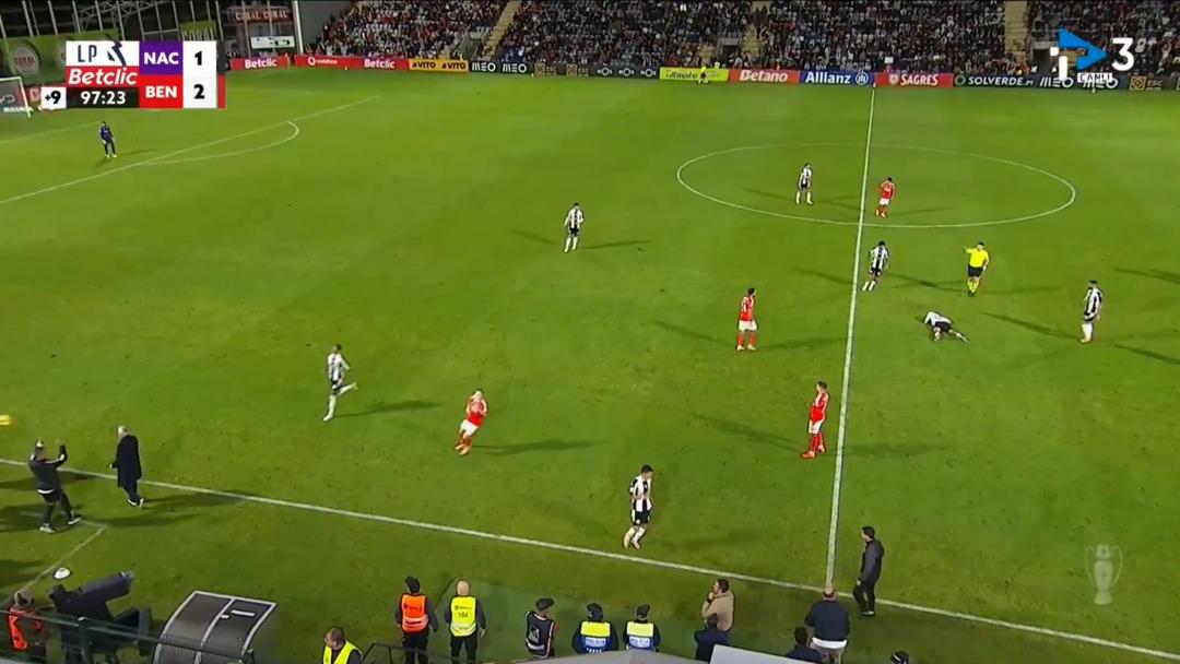 Jose Mourinho son dakikada kazandı! &Ouml;nce dil &ccedil;ıkardı sonra topu fırlattı... 3