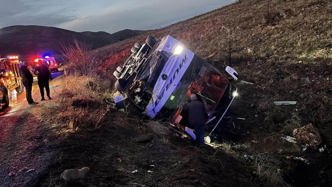 Afyonkarahisar da kaza! Yolcu otobüsü devrildi, ölü ve çok sayıda yaralı var 1