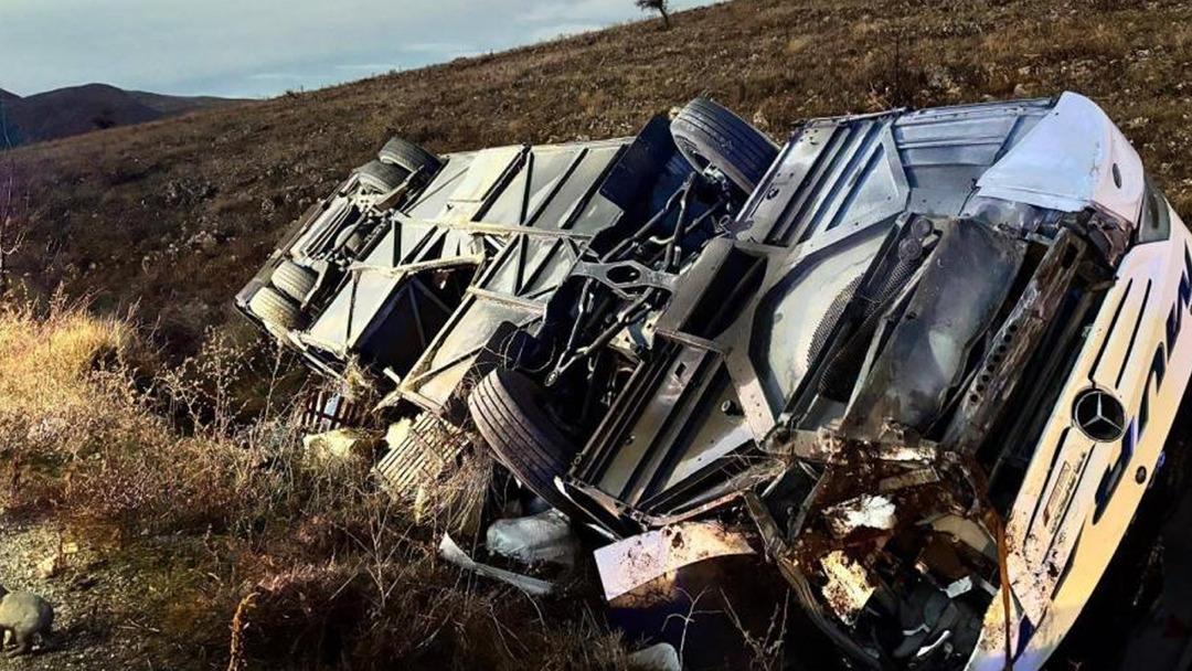 Afyonkarahisar da kaza! Yolcu otobüsü devrildi, ölü ve çok sayıda yaralı var 2