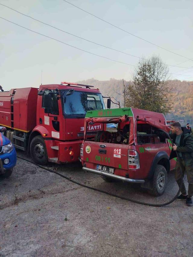 Artvin Hopa’da ziraat alanında çıkan yangın ormana sıçradı 1