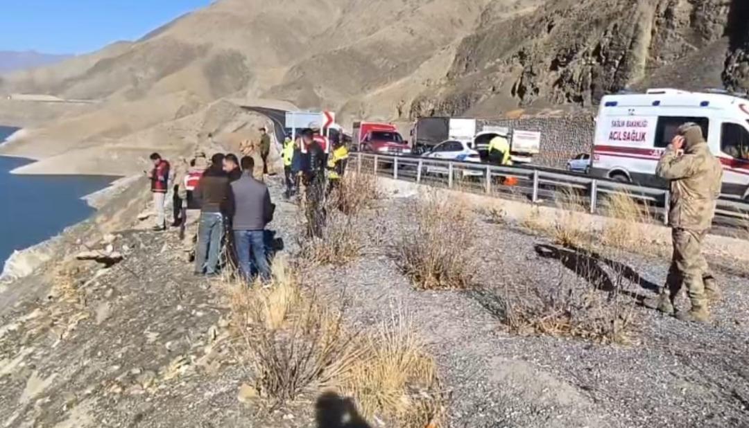 Son dakika | Van da otomobil baraja u&ccedil;tu! Saatler sonra &uuml;&ccedil;&uuml;nc&uuml; cansız beden bulundu 1