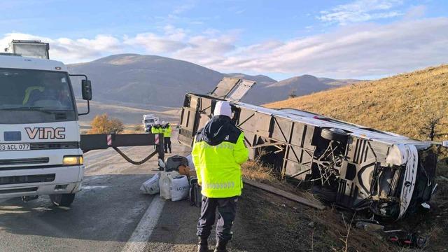 Otobüs kazasında ölenlerin kimlik tespit çalışmaları sürüyor