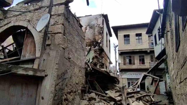 Daha önce yangında zarar gören eski bina yağışlı havada çöktü