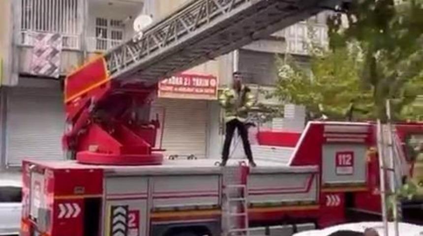 Ağa&ccedil;ta mahsur kalan kediyi kurtarmak i&ccedil;in seferber oldular