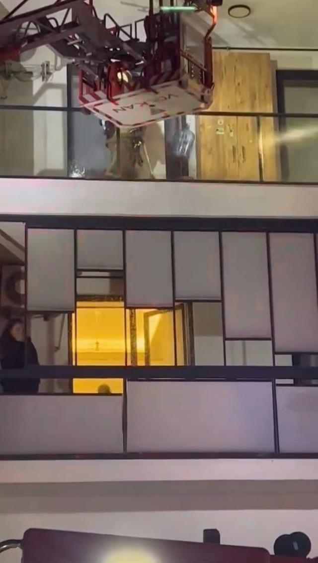 Sinir krizi geçiren kadın evi ateşe vermek istedi 1