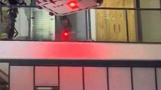 Sinir krizi geçiren kadın evi ateşe vermek istedi