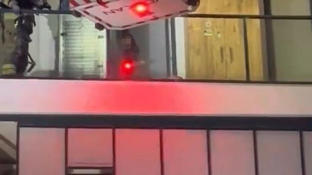 Sinir krizi geçiren kadın evi ateşe vermek istedi