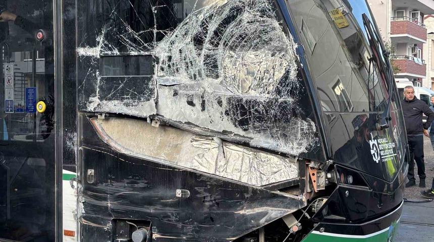 Kocaeli&rsquo;de &ccedil;&ouml;p kamyonu tramvaya &ccedil;arptı: 3 yaralı