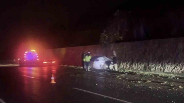 Kontrolden çıkan otomobil istinat duvarına çarptı: 2 yaralı 2