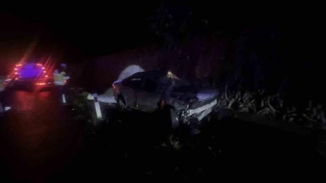 Kontrolden çıkan otomobil istinat duvarına çarptı: 2 yaralı 1