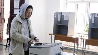 Son dakika: Kırgızistan'da halk erken milletvekili seçimleri için sandık başında