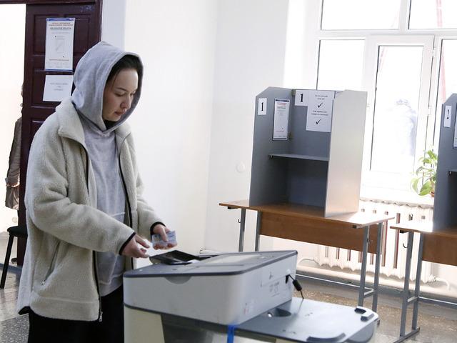 Kırgızistan'da halk erken milletvekili seçimleri için sandık başında