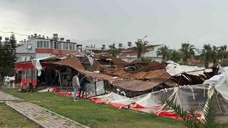 Akdeniz’de hortum kıyı şeridini vurdu: İş yerleri ve evler zarar gördü