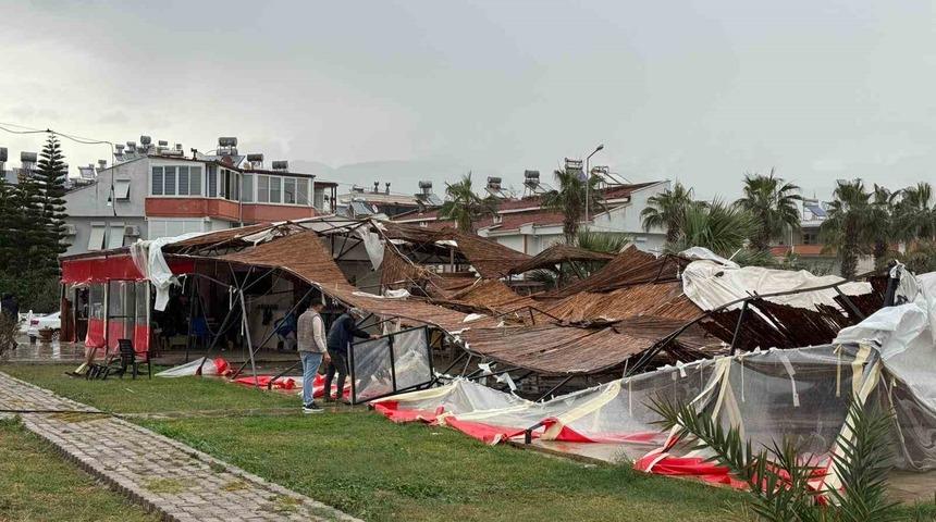 Akdeniz&rsquo;de hortum kıyı şeridini vurdu: İş yerleri ve evler zarar g&ouml;rd&uuml;