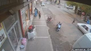 Siverek’te otomobilin çarptığı çocuk, ayağa kalkarak kaçtı