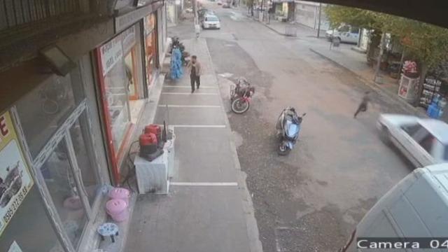 Siverek’te otomobilin çarptığı çocuk, ayağa kalkarak kaçtı