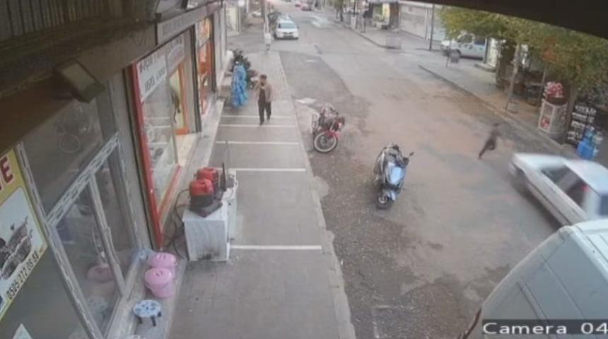 Siverek&rsquo;te otomobilin &ccedil;arptığı &ccedil;ocuk, ayağa kalkarak ka&ccedil;tı