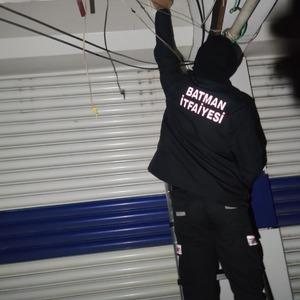 Batman’da kuaför dükkanında mahsur kalan 3 kişiyi itfaiye kurtardı