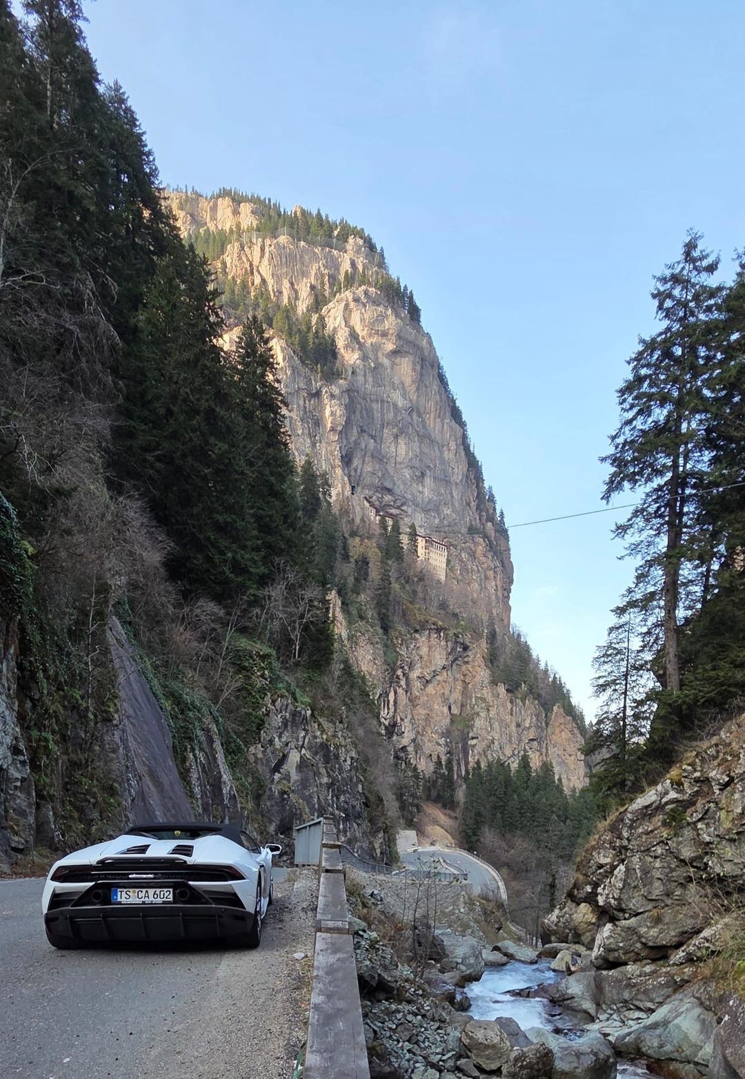 Yerli halkı şaşkına &ccedil;evirdi: U&ccedil;urum kenarında l&uuml;ks aracıyla seyahat etti! 2
