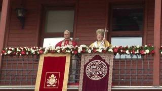 Papa 14. Leo ve Fener Rum Patriği Bartholomeos, ayine katılanları selamladı