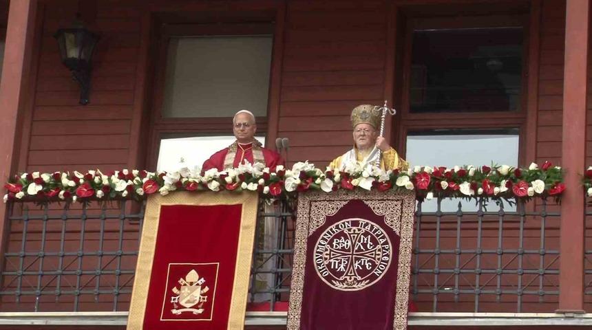Papa 14. Leo ve Fener Rum Patriği Bartholomeos, ayine katılanları selamladı