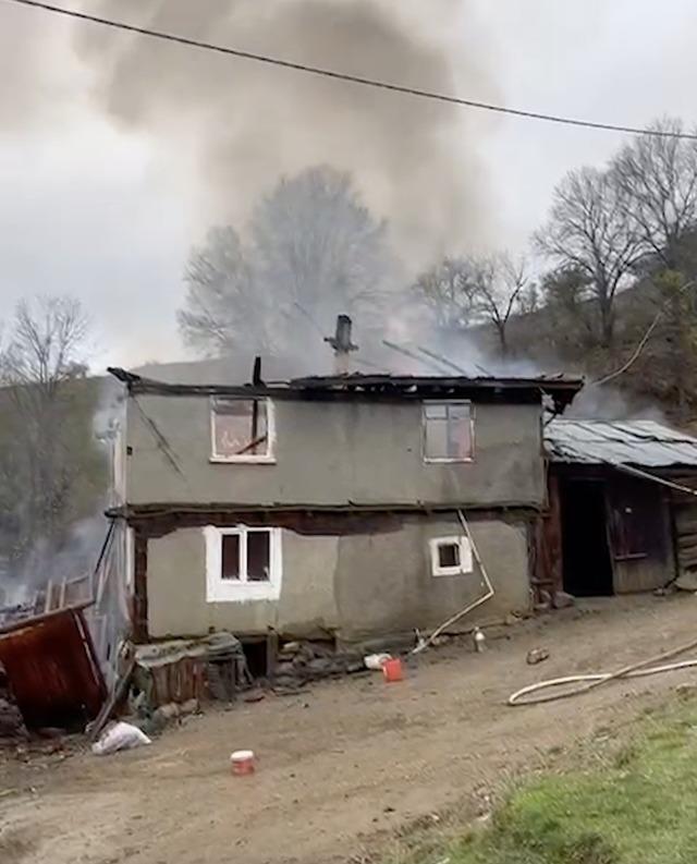 Kastamonu’da çıkan ev yangını söndürüldü 1
