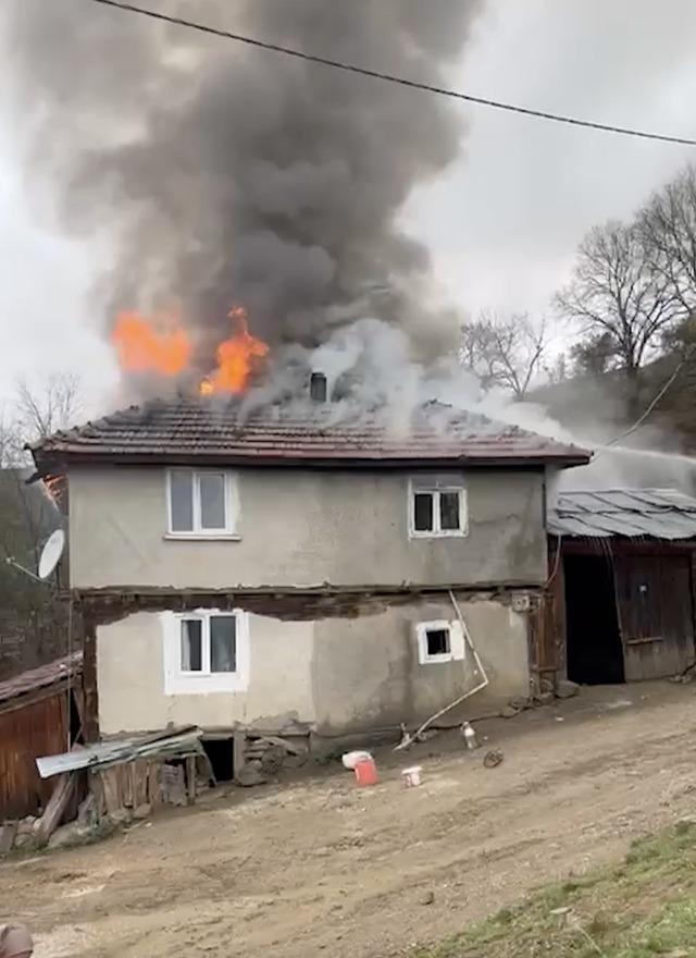 Kastamonu’da çıkan ev yangını söndürüldü 2